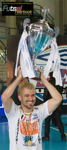 A blond hair Nando Grana can celebrate! (PHOTO GC EDIZIONI  - ITALIAN and INTERNATIONAL FUTSAL YEARBOOK)