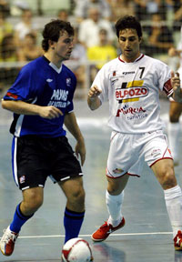 Nando Grana (Playas) against Paulo Roberto (El Pozo) (Photo courtesy: LNFS)