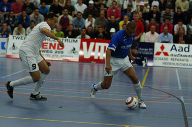 Kenneth Goudmijn vs Fouad El Hamdaoui: the Malabata*s player will move to FCK De Hommel in the next season! (Photo courtesy: Leo Giovannangelo)