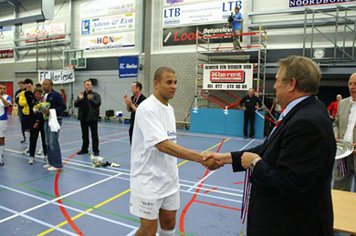 Marlene*s captain Kenneth Goudmijn taking the Dutch Champions trophy, part 1... (Photo courtesy: Leo Giovannangelo)