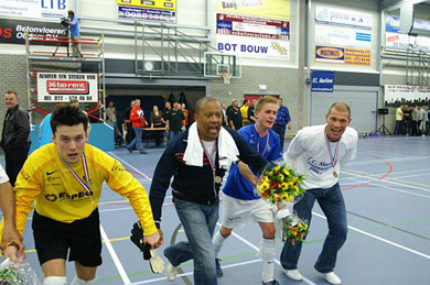 Running towards the party: Peter Rozenbeek, Iwan de Mees, Jeroen Kossen and Patrick de Vries (Photo courtesy: Leo Giovannangelo)