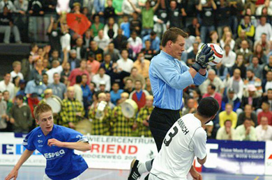 Jeroen Kossen vs the Malabata's goalie Ronald van Leeuwen and his team mate Ahannach (Photo courtesy: Leo Giovannangelo)