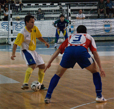 Hard to believe, but Brazil renounced to this player for a lot of time... Marquinho (here vs Fabio Alcaraz), what a pivot! Who will stop a quartet like Marquinho-Lenisio-Betao-Wilde??(Photo courtesy: Manolo Quiroz/CBFS)