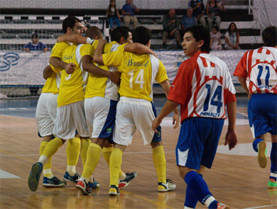 Brazilian delight: Wilde, Cico, Vinicius and Leco celebrating while Ren� Villalba seems to be quite disappointed and Marcos Benitez runs towards the paraguayan bench (Photo courtesy: Manolo Quiroz/CBFS)