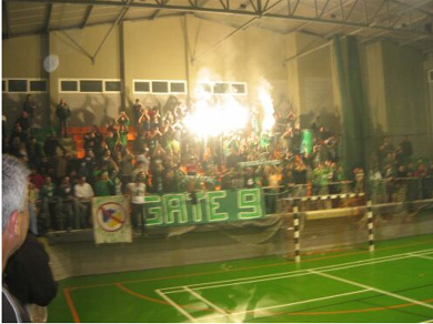 The green torcida of Omonoia, what a spectacle! (Photo courtesy: Yiannis Vakis - Cyprus Futsal)<br><br>