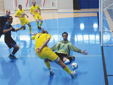 Alemao vs Paul Beckers, while Sergio Souisa, Dennis Kroes, Halimi and Tavoloni are looking at the action (Photo courtesy: Marca Trevigiana)
