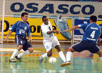 Pabrio (V&M Minas) vs Dentinho and Daniel (Upef Fizo Osasco) Photo courtesy: Joao Pires