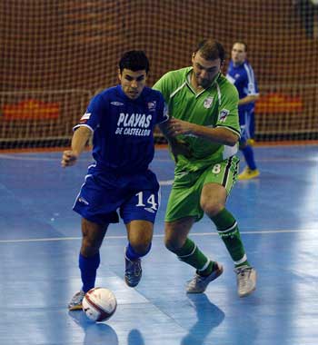 Two futsal craques from Brazil: Pablo (Playas) vs Schumacher (Boomerang) (Photo courtesy: Enrique Serrano - LNFS)