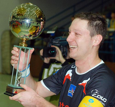 Sebastian Wiewiora can finally hold the Polish Super Cup 2008/2009! (Photo courtesy: Kupczyk Darkomp Krakow official web site)