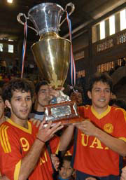 Oscar Jara (9) and Hebert Gim�nez (UAA) with the Dr. Nicol�s L�oz cup (Photo courtesy: Diario ABC Color)