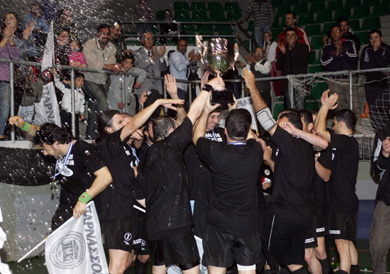 Parnassos players paying tribute to their delighted fans! (Photo courtesy: Yannis Vakis - Cyprus Futsal)