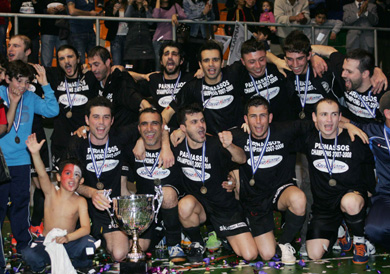 One more group picture for the new kings of Cyprus! (Photo courtesy: Yannis Vakis - Cyprus Futsal)