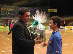 Parrel receiving a present ... (Photo courtesy www.futsalslovakia.sk)