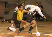 Fernando Alarc�n (Libertad) against Luis Villalba ( Deportivo Recoleta) (Photo courtesy: Diario ABC Color)