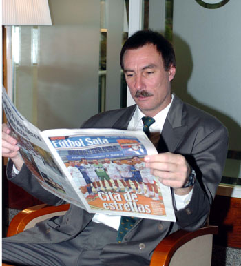 The Australian National team coach Scott Gilligan trying to learn Spanish... (Photo courtesy: LNFS)