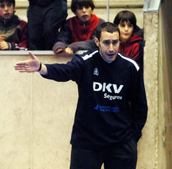 Chavi Ladaga is indicating the right way for Zaragoza... (Photo courtesy: LNFS)