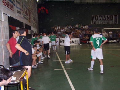 Mauro Riente and the Pinocho's bench during the deciding match against Social Parque (Photo courtesy: Pasion Futsal Magazine)
