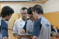 Pipoca explaining to Nando Grana and Fali what they have to do, waiting for PC (Photo courtesy Pivo!)