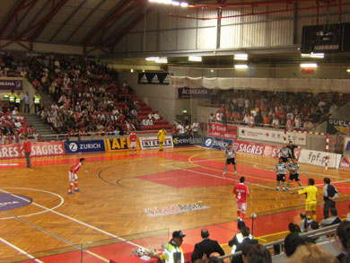 Free kick for Benfica: what Costinha is going to do? (Photo courtesy: Nuno Silva)