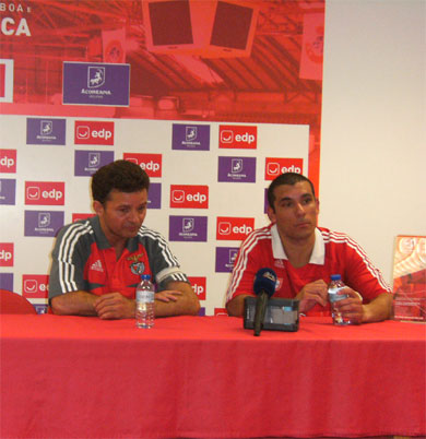 Press zone: Beto Aranha with the match winner Cesar Paulo, former pivot of UCS and Benicarlo (Photo courtesy: Nuno Silva)