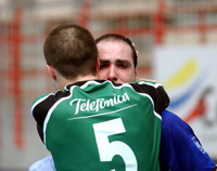 Futsal is fair play: Orol try to console his Spanish national team-mate Javi Rodriguez (Photo courtesy: Enrique Serrano - LNFS)