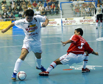 Lenisio in action against Catatau, during the Recopa Cup (Photo LNFS)