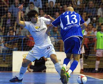 Simi trying to stop Seco (Photo courtesy: Enrique Serrano)