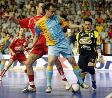 Marcelo vs Juanjo and Joel (Photo courtesy: AP Photo Spain - LNFS)