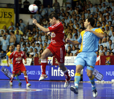 Kike arrives before Simi... (Photo courtesy: AP Photo Spain - LNFS)