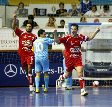 Opposite feelings: Vinicius Bacaro and Fran Serrejon celebrating, Jordi Sanchez disappointed (Photo courtesy: AP Photo Spain - LNFS)