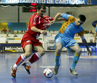 Javi Matia seems to like Wilde's shirt... (Photo courtesy: AP Photo Spain - LNFS)