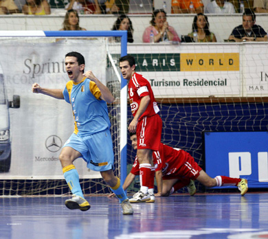 Jordi Sanchez celebrating a goal for Polaris, Fran Serrejon and Cobeta don't feel the same... (Photo courtesy: AP Photo Spain - LNFS)