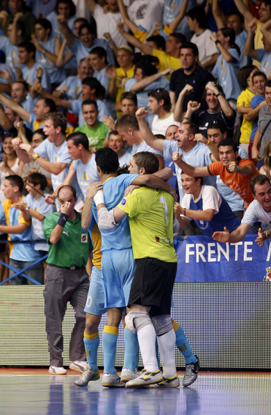 Cartagena delight: Cristian, Balo and mates... (Photo courtesy: AP Photo Spain - LNFS)
