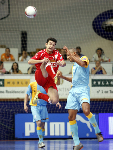 Cobeta is not so high as Manoel Tobias but... could you prove it? (Photo courtesy: AP Photo Spain - LNFS)