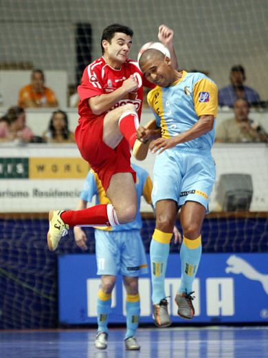 Dangerous jump for Manoel... Cobeta's fist is so close... (Photo courtesy: AP Photo Spain - LNFS)