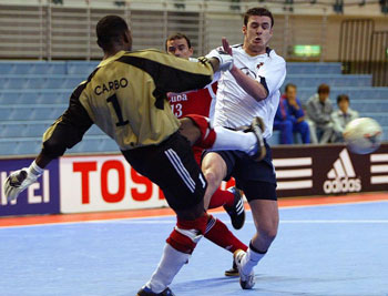 Cuban goalkeeper Wilfredo Carbo in action against the Portuguese pivot of El Pozo Murcia, Joel Queiros (Photo courtesy: Leadtek Sports)