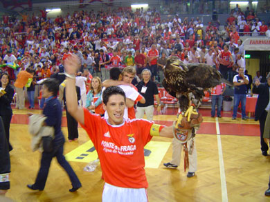 Andrè Lima can finally celebrate, together with the Benfica's eagle, after an unforgettable match (Photo courtesy: Luis Neves - Futsal Benfica)