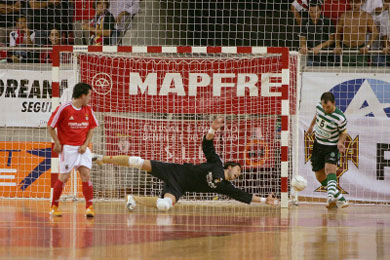 Will Zezito defeat Zè Carlos? (Photo courtesy: Futsal Portugal)