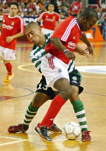 Brazilian duel: Micky vs Paulinho (Photo courtesy: Futsal Sporting)