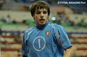 A disappointed Joao Benedito is leaving the field after the red card  (Photo courtesy: Pivo!)