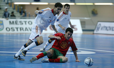 Daniel (Spain) vs Z� Maria (Portugal) (Photo courtesy: Joe Pepler - UEFA.com)