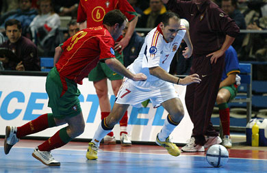 Javi Rodriguez in action vs Zezito (Photo courtesy: Joe Pepler - UEFA.com)