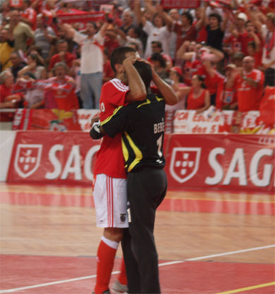 and four: big hug for Beb�! (Photo courtesy: SL Benfica)