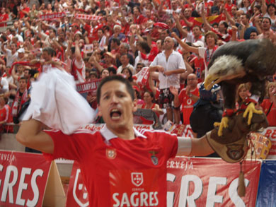 Andr� Lima and the Benfica*s eagle (Photo courtesy: SL Benfica)