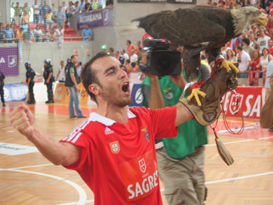The aguia is now property of Ricardinho! (Photo courtesy: SL Benfica)