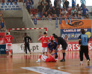 Injury time... (Photo courtesy: SL Benfica)