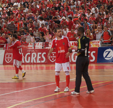 Goncalo in talks with Beb� (Photo courtesy: SL Benfica)