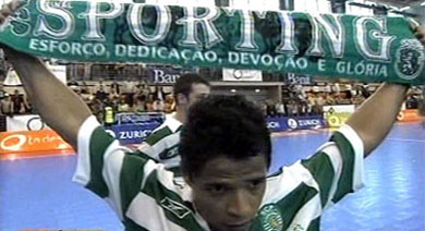 Deo Showing the Sporting basic principles: Esfor�o, Dedica��o, Devo��o e Gl�ria! (Photo courtesy: Futsal Sporting)