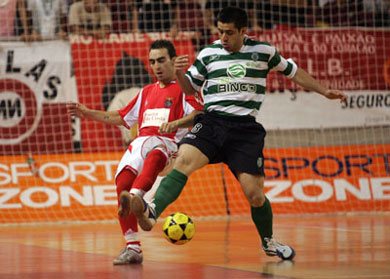 Ricardinho vs Nen� (Photo courtesy: Futsal Sporting)
