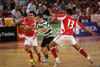 Evandro between Coco and Pica Pau, part 1... (Photo courtesy: Futsal Sporting)